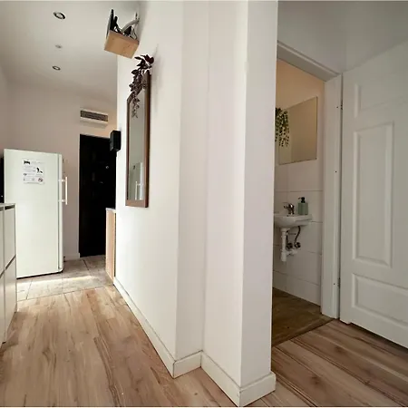 Batory - Peaceful Retreat, 10 Minutes To Old Town & Seaside Проживание в семье